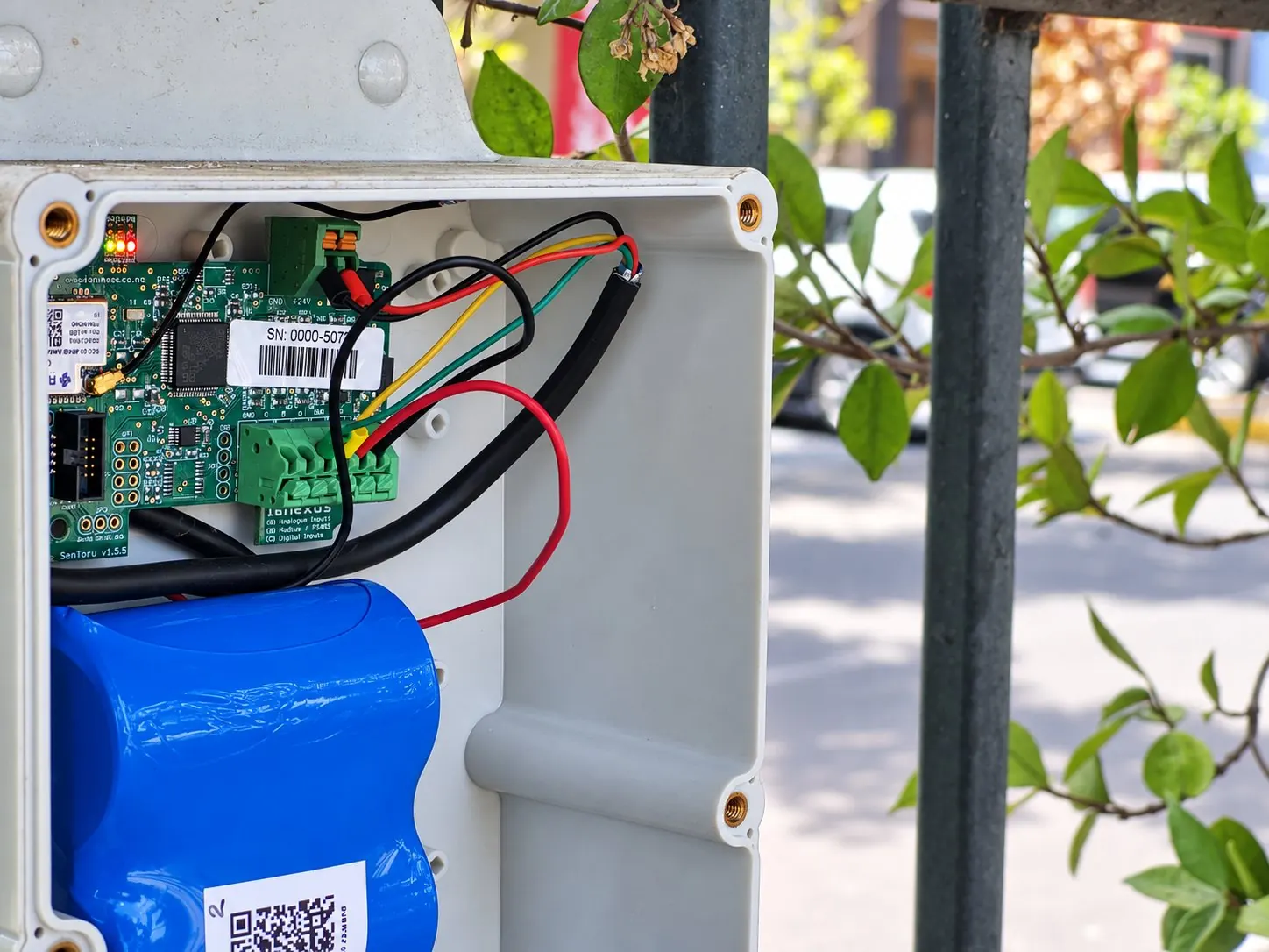 Parque inteligente: sensor abierto con su electrónica y batería
