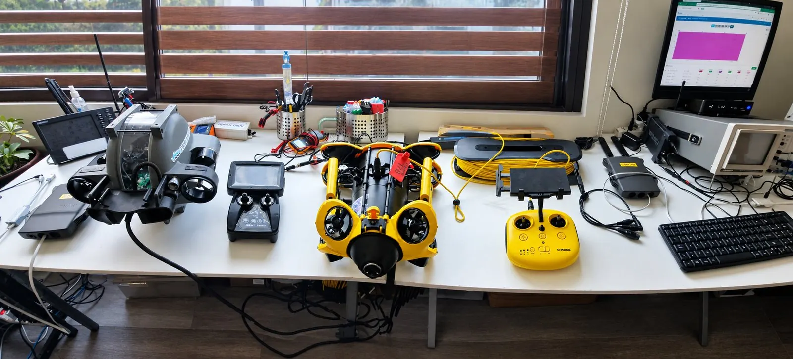 ROV y equipos de control en banco de pruebas