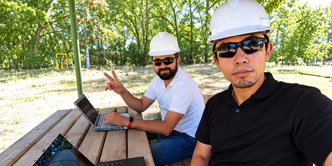 Equipo en terreno con notebooks