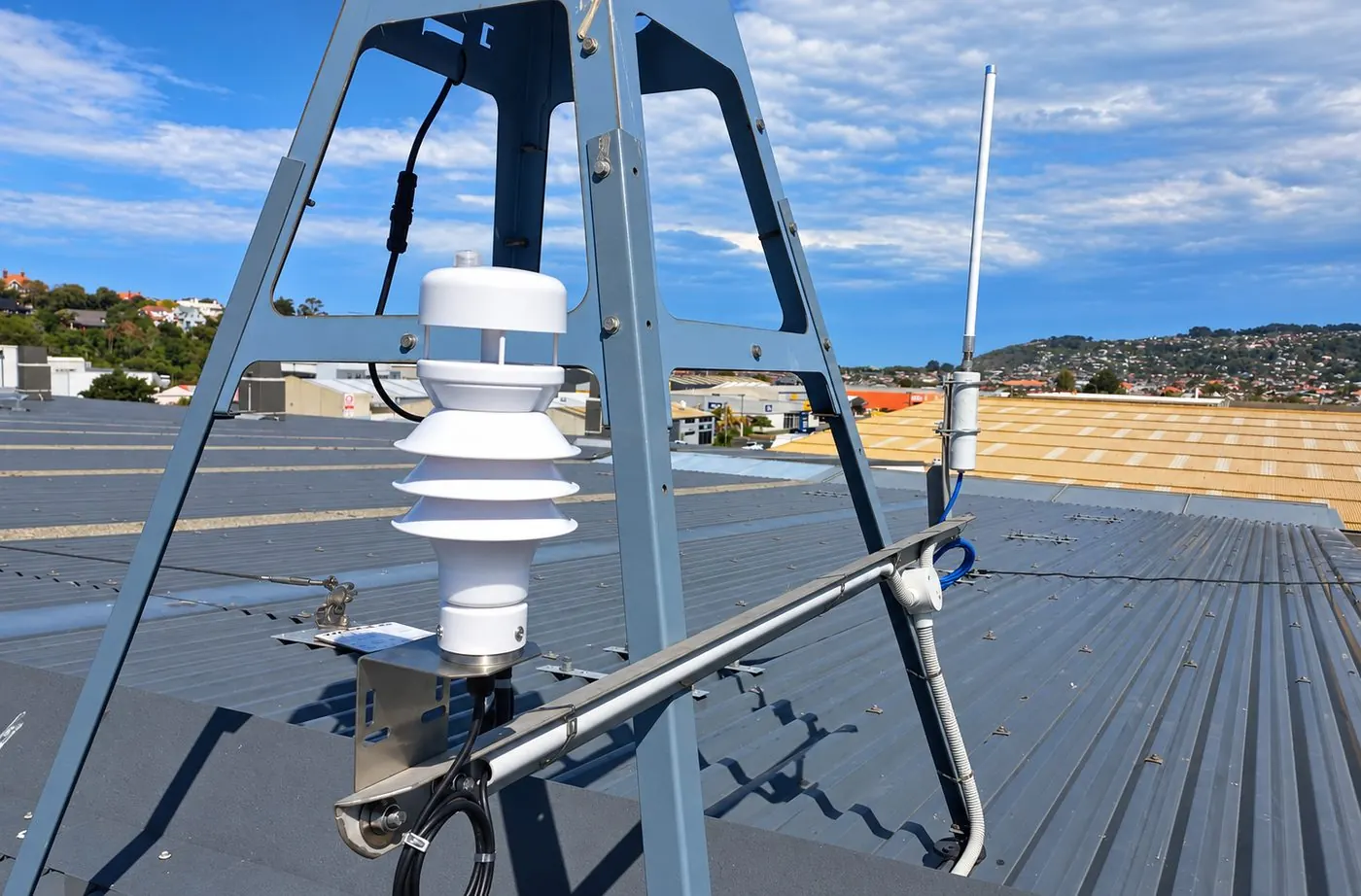 Estación meteorológica ultrasónica en techo, con antena LoRaWAN